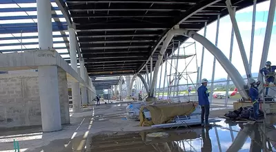Empezó la instalación del techo del nuevo edificio de pasajeros del aeropuerto internacional Matecaña