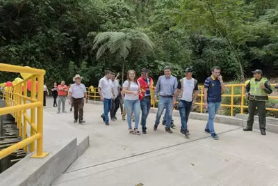 Puente vehicular y peatonal fue entregado a la comunidad rural de Combia Alta