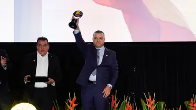Alcalde Carlos Maya gana premio a mejor gobernante 2020- 2023 en ciudades de menos de 500 mil habitantes otorgado por Colombia líder