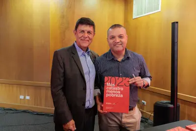 Alcalde Carlos Maya y exalcalde Jairo Arango Gaviria presentan libro “más catastro, menos pobreza