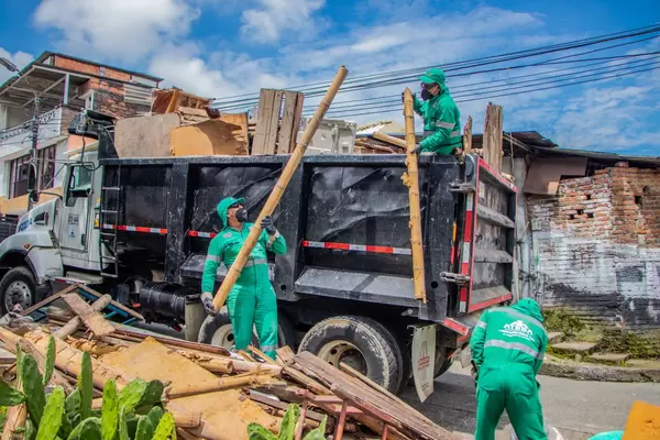 Empresa de Aseo de Pereira invitó a habitantes del barrio San Nicolás a cuidar quebrada La Dulcera