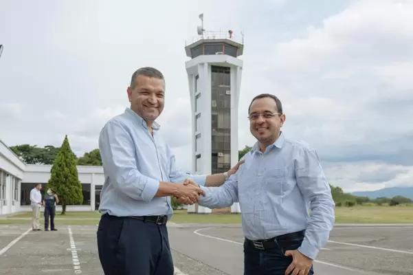 Alcaldes de Pereira y Cartago firman convenio para consolidar integración entre aeropuertos