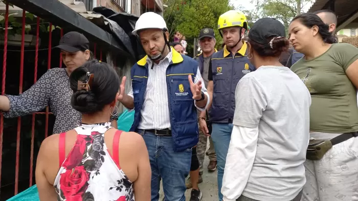 Alcalde Carlos Maya recorrió el barrio Luis Alberto Duque y anunció visitas diarias para verificar avances de obra