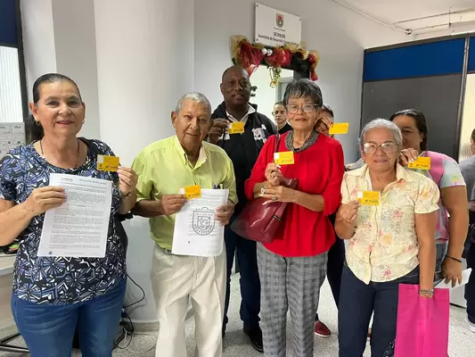 Gobierno de la Ciudad entrega tarjetas de Megabús a presidentes de juntas de acción comunal y adultos mayores