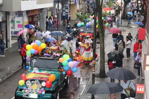 Con la caravana de reinas y carrozas, adultos mayores inician su tradicional celebración