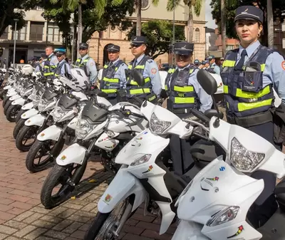 21 motocicletas para agentes de tránsito y plan navidad entrega el instituto de movilidad