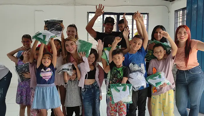 Gestora Social María Irma Noreña, cumple su promesa a los niños del Futuro Bajo y Galicia, con la entrega de uniformes escolares